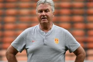 HLV Guus Hiddink bị sa thải sau trận thua đội tuyển U22 Việt Nam