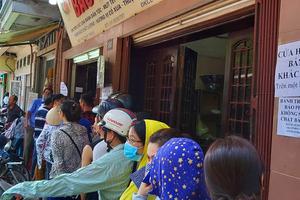 Người dân xếp hàng trong khói bụi, nắng nôi để mua bánh Trung thu
