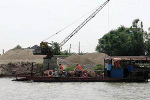 Kiên quyết xử lý khai thác cát, sỏi trái phép