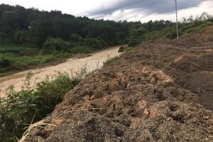 Nhà máy Chế biến tinh bột sắn Vina đổ bùn thải ra suối Đăk Xia