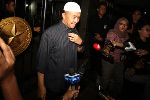 Bộ trưởng Thanh niên và Thể thao Indonesia bị sờ gáy