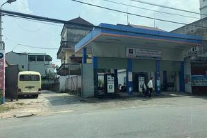  Một cửa hàng bán xăng dầu của hai thương quyền