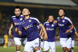 Tặng 100 quả bóng có chữ ký Quang Hải, Duy Mạnh…. cho người hâm mộ