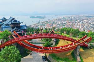 Nhiều tour giá ưu đãi thu hút du khách đến Quảng Ninh bằng đường hàng không