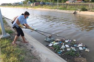 Heo chết bất thường, người dân vứt bừa xuống kênh mương