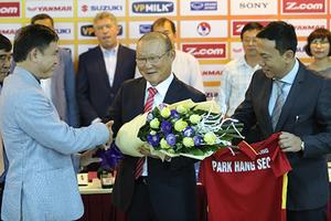 VFF chốt lương cao, thầy Park gánh chỉ tiêu ngất ngưởng