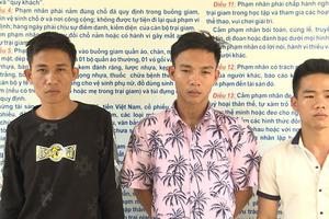 Dùng gậy và còng số 8 để quản lý nữ nhân viên quán karaoke