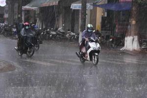 Đông Bắc Bộ, Trung Bộ mưa to, đề phòng lốc, sét và gió giật mạnh