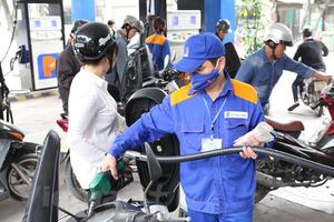 Giá xăng RON95-III tăng 923 đồng mỗi lít sau 4 lần giảm liên tiếp