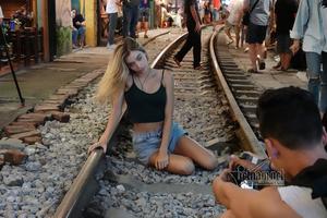 Hot girl Tây mê mải check in trước giờ cà phê đường tàu bị xóa sổ