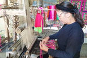 Nghề dệt thổ cẩm làng Teng là Di sản văn hóa phi vật thể quốc gia