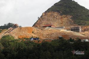 Hà Giang xẻ núi, dời trăm ngôi mộ để xây chùa sát cột cờ Lũng Cú