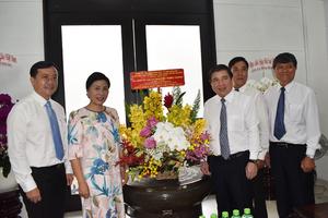 Chủ tịch UBND TP Hồ Chí Minh thăm, chúc mừng nhà giáo tiêu biểu 
