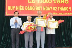 Thành phố Hồ Chí Minh trao tặng huy hiệu Đảng cho hơn 1.800 đảng viên