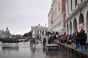 Venice ngập chìm trong biển nước: Italy ban bố tình trạng khẩn cấp