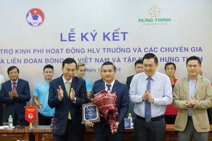 Sau bầu Đức, doanh nghiệp nào trả lương cho HLV Park Hang-seo?