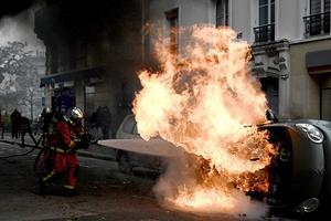 Biểu tình “Áo vàng” quay lại, tái diễn bạo lực tại Paris