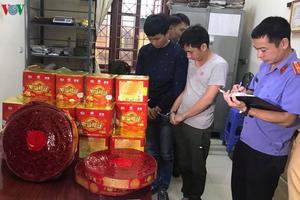 Kiểm tra xe 7 chỗ, phát hiện 15 thùng các tông chất đầy pháo nổ
