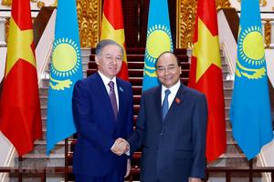 Thủ tướng Nguyễn Xuân Phúc tiếp Chủ tịch Hạ viện Kazakhstan