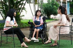 Cô gái khuyết tật rất lạc quan và nghị lực sống phi thường