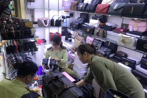 Tiếp tục thu giữ nhiều hàng nhái tại Chợ Bến Thành và Sài Gòn Square 