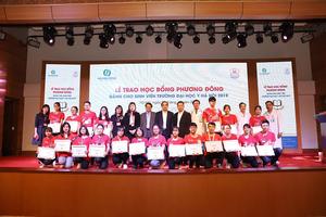 Trao 20 suất học bổng cho sinh viên Đại Học Y Hà Nội