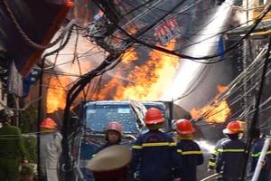 Hà Nội: Cháy xe chở bình gas trên phố Bùi Ngọc Dương