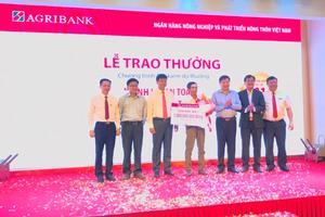 Agribank trao sổ tiết kiệm 01 tỷ đồng cho khách hàng trúng giải 
