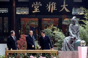 Lãnh đạo Nhật Bản và Hàn Quốc gặp nhau để tìm cách giải quyết căng thẳng