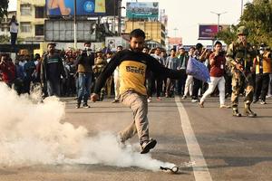 Cảnh sát Ấn Độ bắn hơi cay vào người biểu tình phản đối dự luật công dân mới