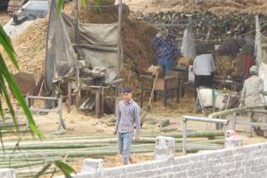 Xưởng sản xuất đũa gây ô nhiễm môi trường xóm Khả