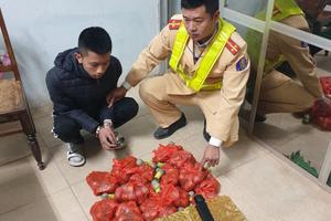 Phát hiện đối tượng vận chuyển pháo đi tiêu thụ