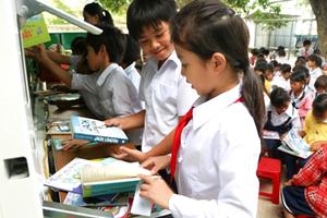 Học sinh vùng sâu, vùng xa tiếp cận với “thư viện lưu động”