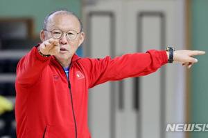 HLV Park Hang-seo: 'Đừng so sánh Đoàn Văn Hậu với Son Heung-min'
