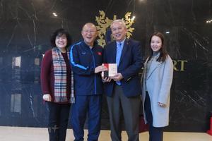 Đại sứ Việt Nam tại Hàn Quốc thăm hỏi động viên đội tuyển U23