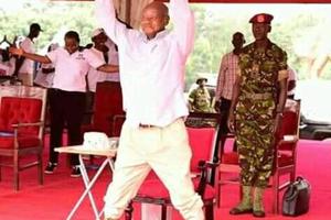 Tổng thống Uganda dẫn đầu đoàn đi bộ chống tham nhũng