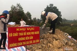 Bộ TN&MT cắm biển, phủ bạt, lấy mẫu giám định hố chôn chất thải ở Sóc Sơn