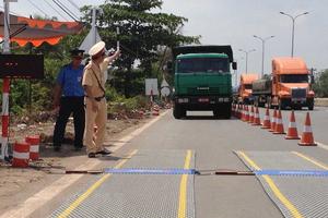 Xác minh vụ 'bảo kê' xe vi phạm tải trọng: Tạm đình chỉ 2 cán bộ