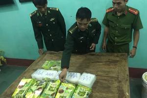 Liên tiếp phát hiện chất màu trắng nghi ma túy trôi dạt trên bờ biển