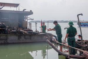 Kiểm tra phương tiện có gắn thiết bị bơm, hút cát trên biển Cần Giờ