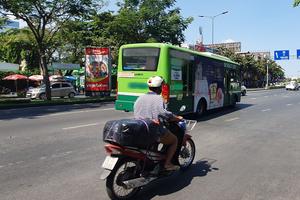 Tài xế xe buýt đình công do bị nợ lương
