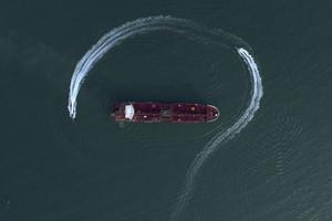 Giá dầu tăng mạnh trong bối cảnh thế giới lo ngại Iran sẽ trả đũa Mỹ