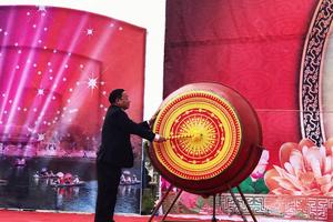 Hàng ngàn du khách đổ về khai hội chùa Hương Tích