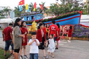 Thành phố biển Nha Trang nhộn nhịp chiều 30 Tết                         