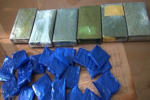 Bắt đối tượng mua bán 4 bánh heroin, 6.000 viên ma túy tổng hợp