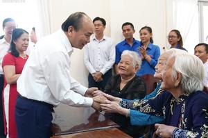 Thủ tướng tặng quà Tết cho gia đình chính sách, hộ nghèo, công nhân lao động