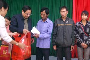 Trưởng Ban Tổ chức Trung ương Phạm Minh Chính thăm và tặng quà Tết
