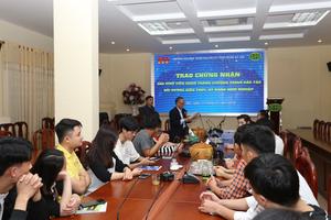 Trao giấy chứng nhận bồi dưỡng kiến thức và kỹ năng khởi nghiệp cho sinh viên