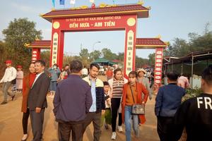 Dòng người chen chân lên đỉnh ngàn Nưa 