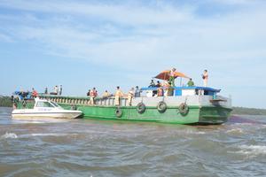 Tìm thấy thi thể 2 cháu bé trong vụ lật sà lan trên sông Hậu